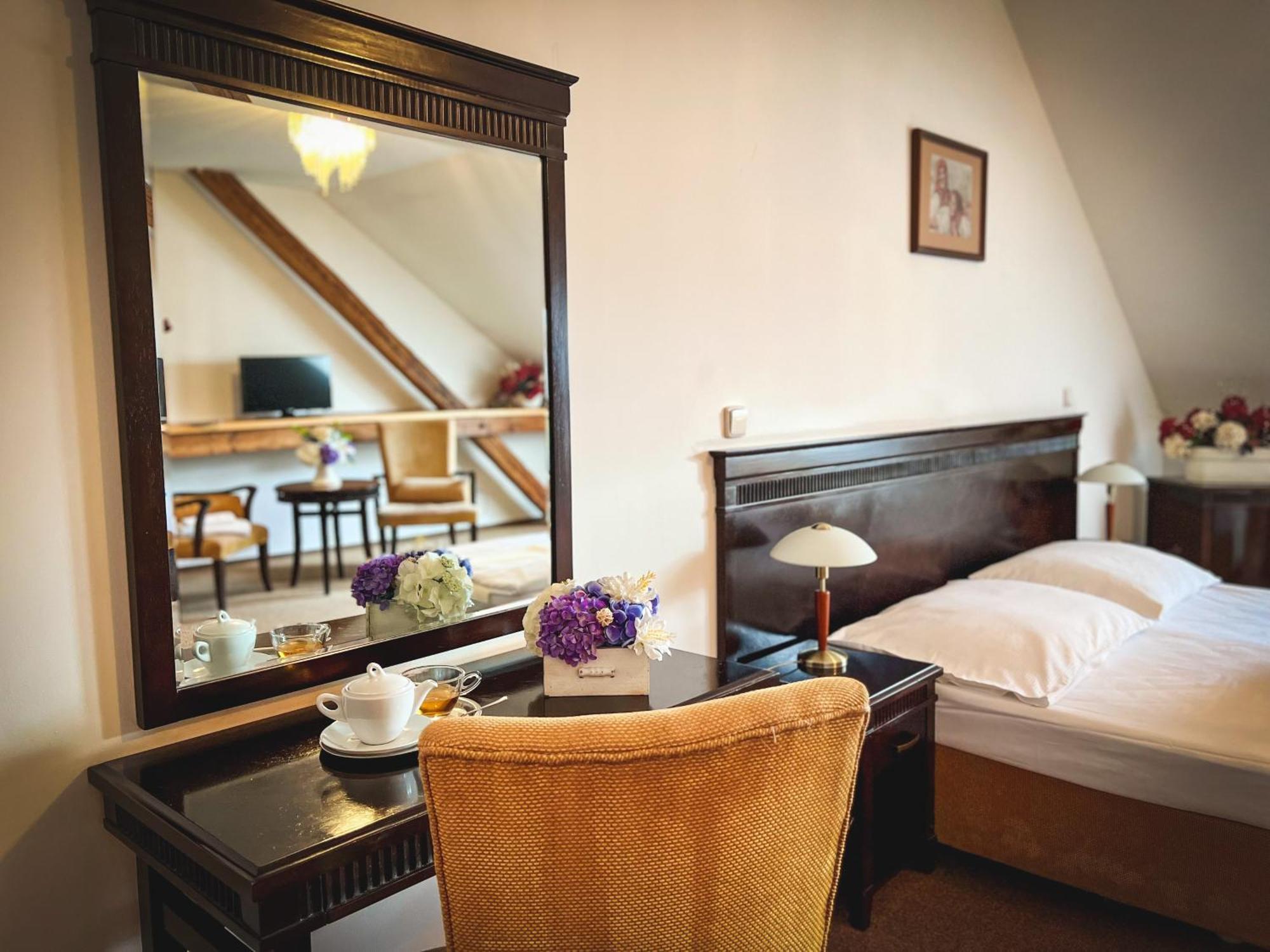 Hotel U Zeleneho Stromu Nepomuk ภายนอก รูปภาพ