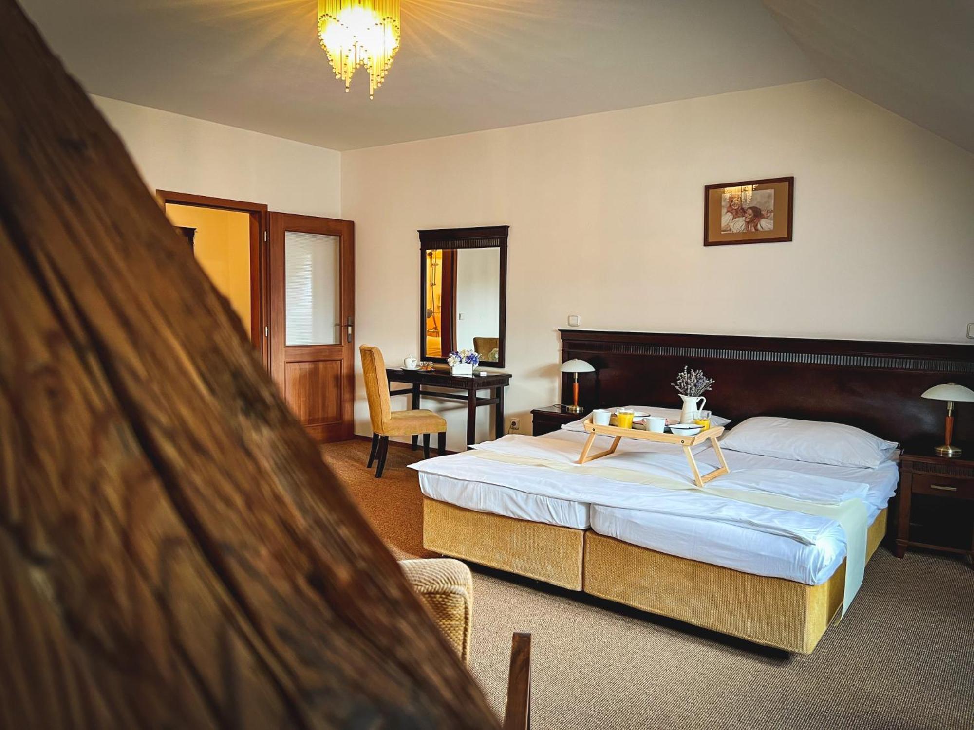 Hotel U Zeleneho Stromu Nepomuk ภายนอก รูปภาพ