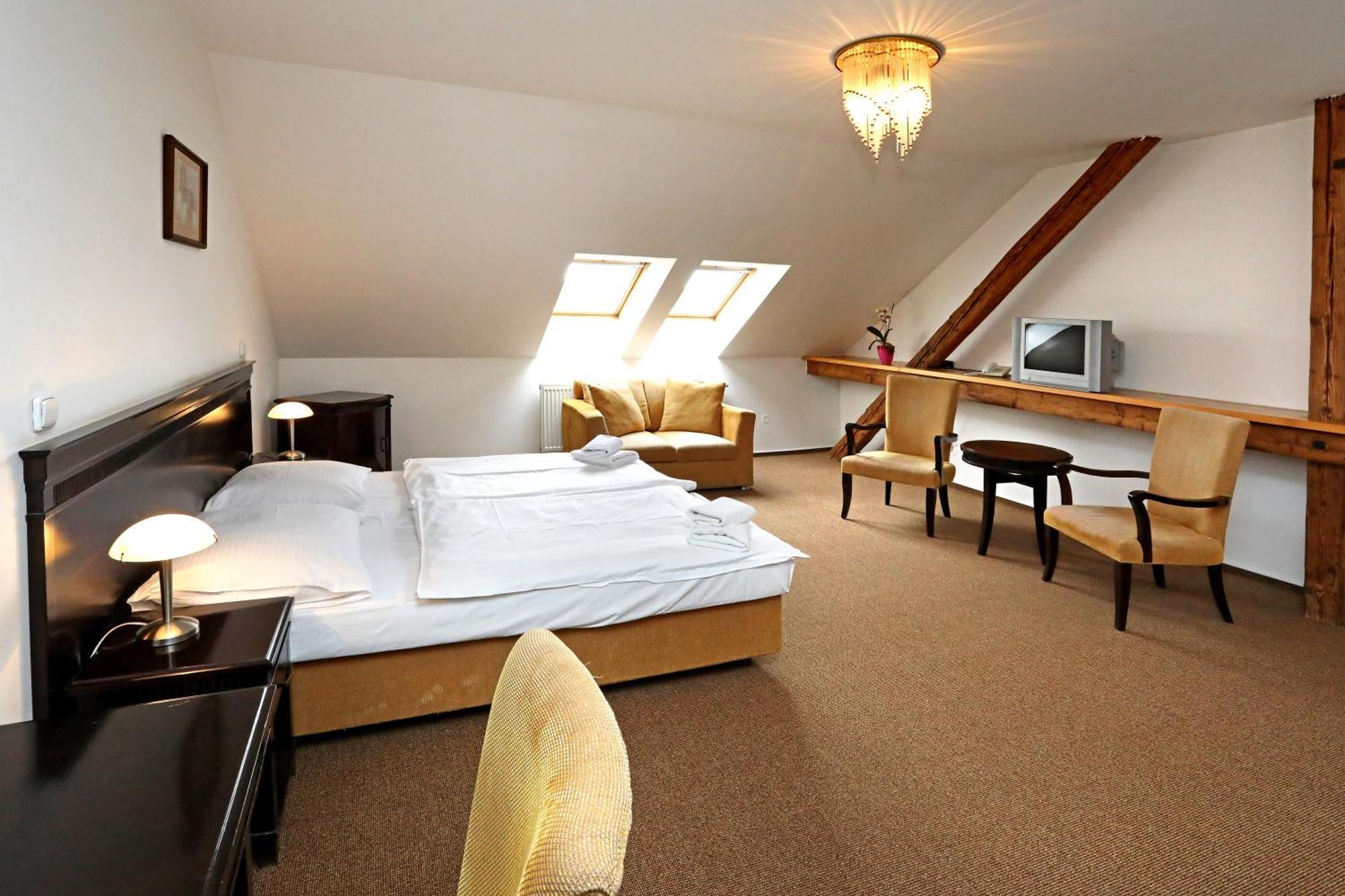 Hotel U Zeleneho Stromu Nepomuk ภายนอก รูปภาพ