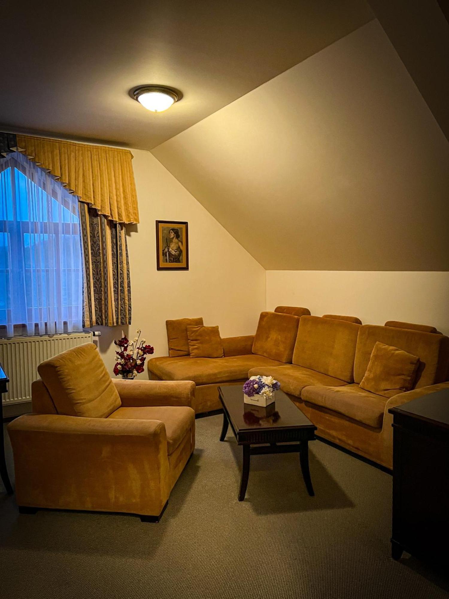 Hotel U Zeleneho Stromu Nepomuk ภายนอก รูปภาพ