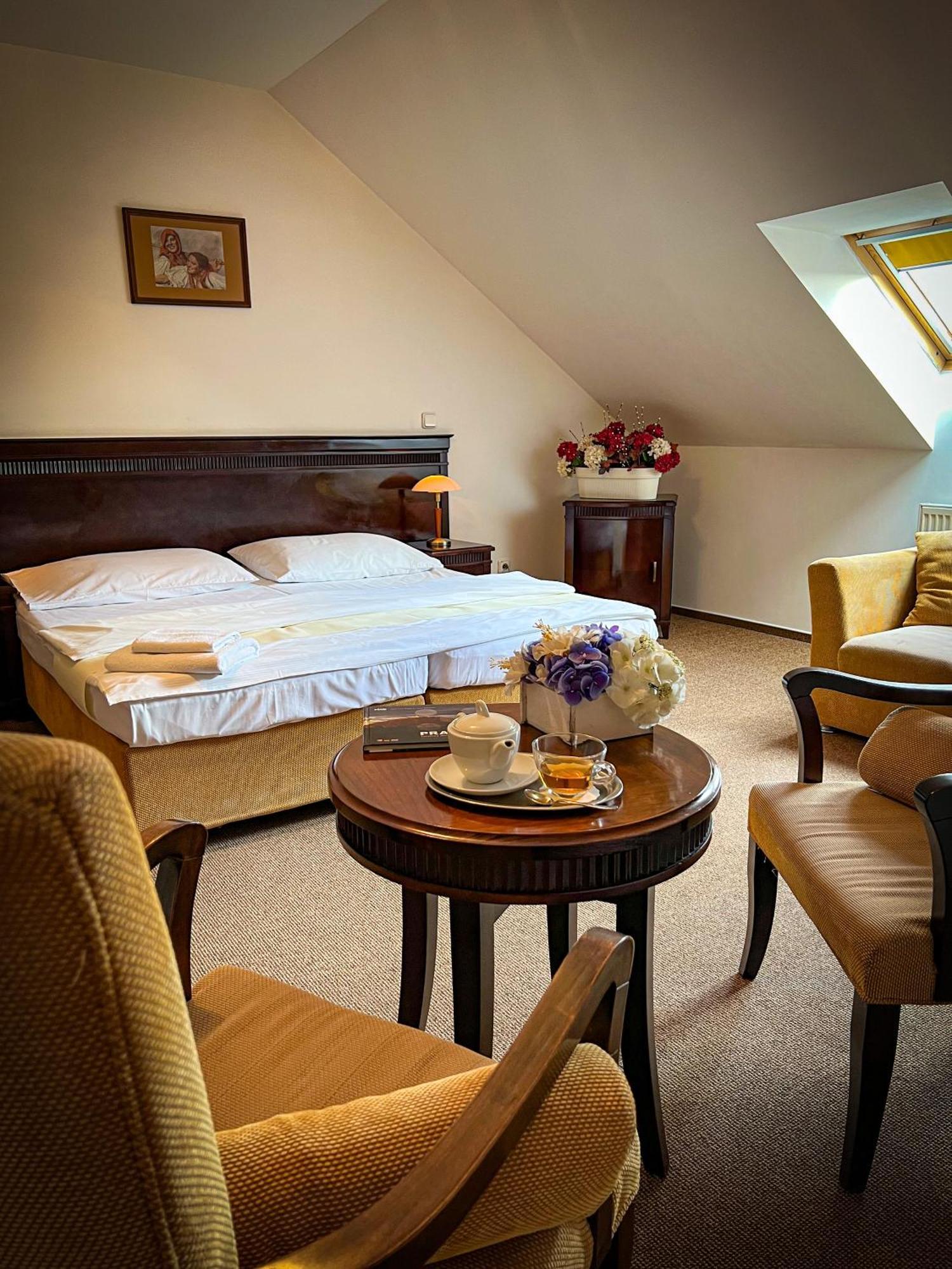 Hotel U Zeleneho Stromu Nepomuk ภายนอก รูปภาพ