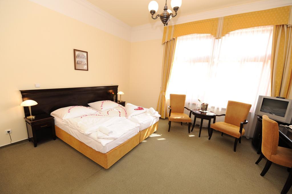 Hotel U Zeleneho Stromu Nepomuk ภายนอก รูปภาพ
