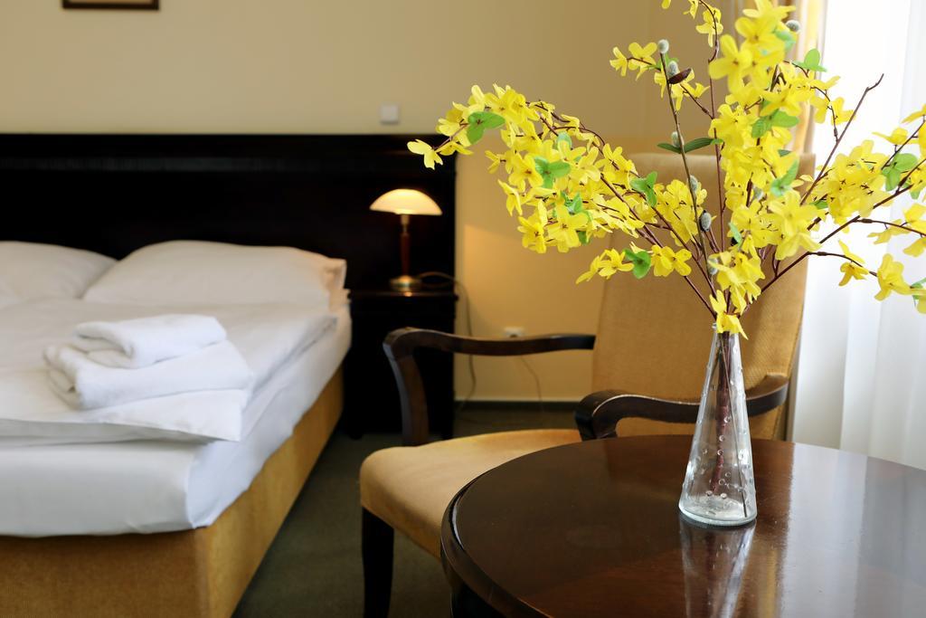 Hotel U Zeleneho Stromu Nepomuk ภายนอก รูปภาพ