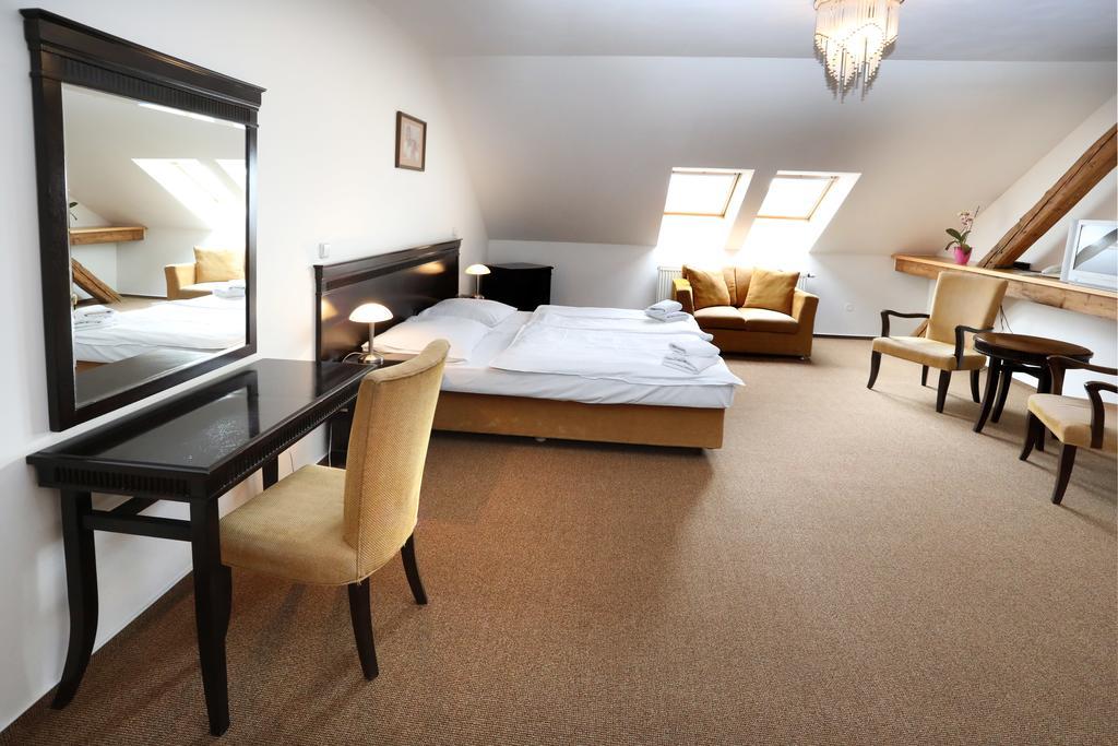 Hotel U Zeleneho Stromu Nepomuk ภายนอก รูปภาพ