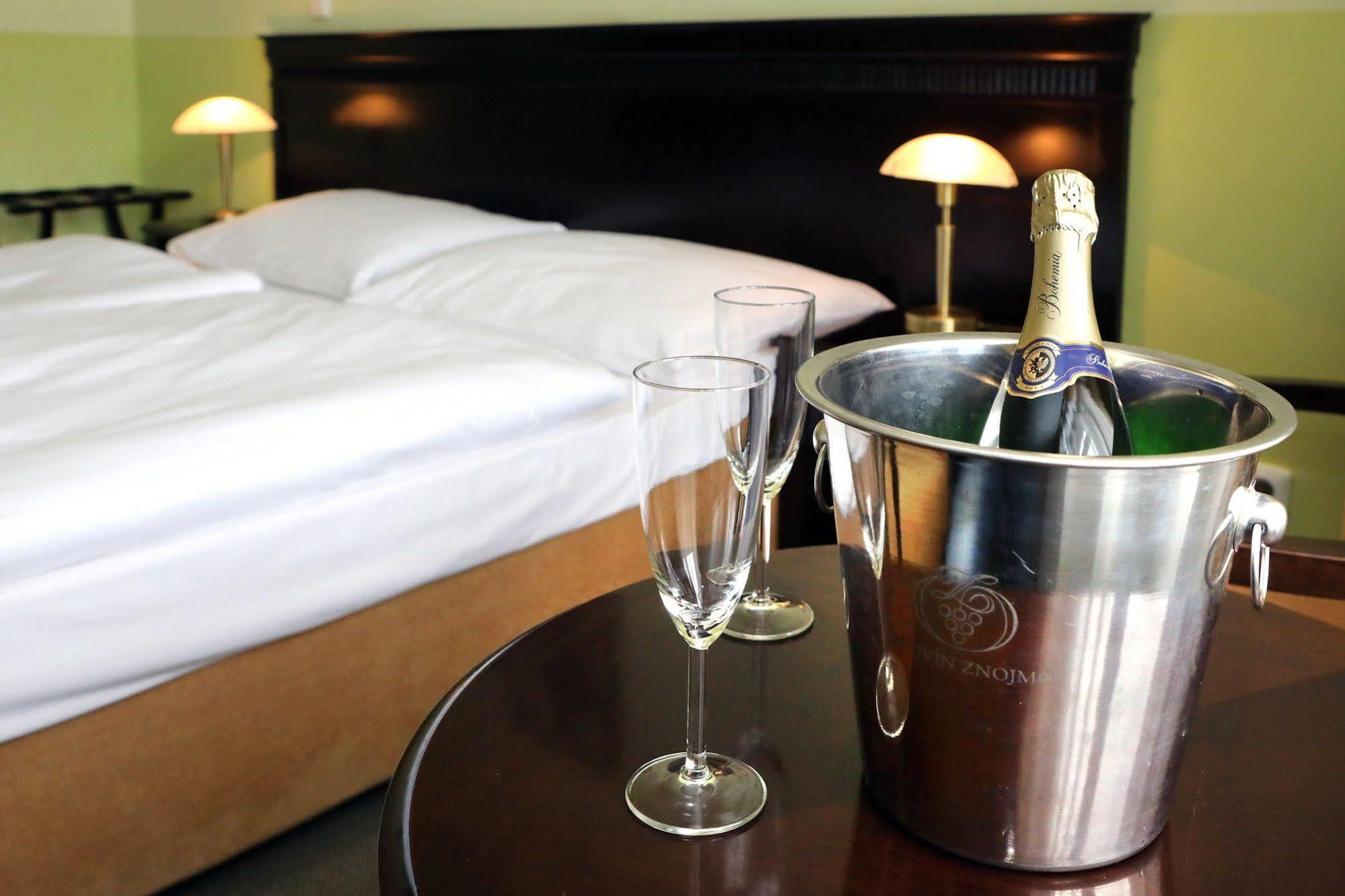 Hotel U Zeleneho Stromu Nepomuk ภายนอก รูปภาพ